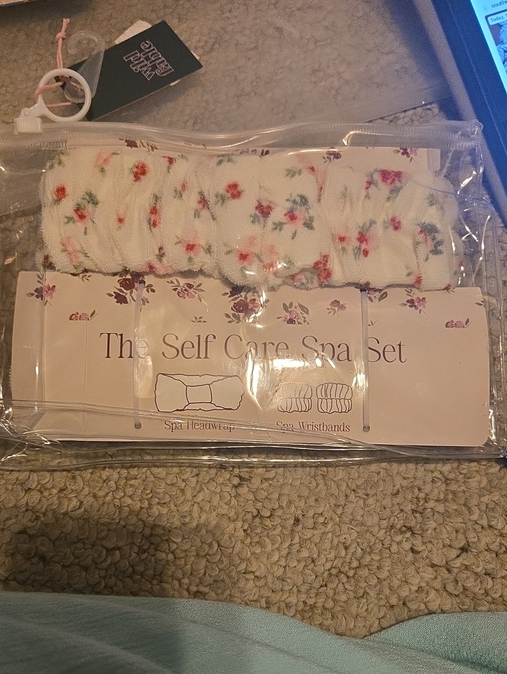 Wild Fable Self Care Spa Set - Floral White Spa Headwrap & Wristbands 863